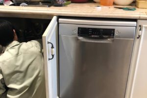 Thợ sửa máy rửa bát